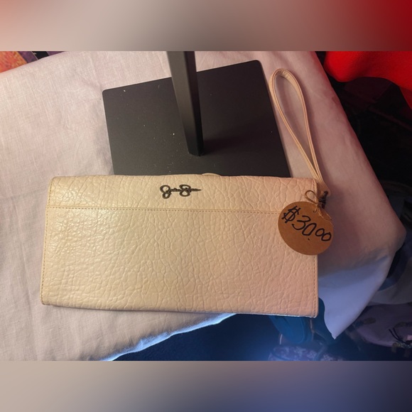 Jessica Simpson white flowery wristlet - Picture 4 of 4